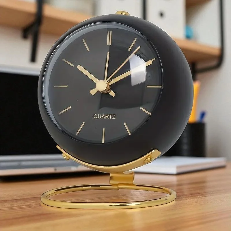 ساعت رومیزی بی صدا با الهام از نوردیک با عقربه های شب تاب - با باتری کار می کند، ساعت زنگ دار فلزی گرد برای دانشجویان، دفتر، اتاق نشیمن و دکوراسیون منزل (سبز پاستلی)