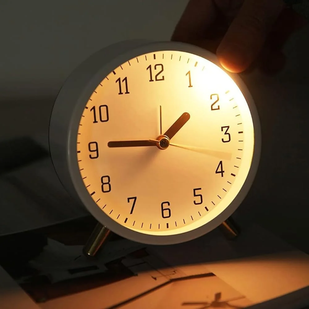 ساعت زنگ دار آنالوگ فنری X، ساعت رومیزی کوچک و بی صدا با اعداد عربی، ساعت زنگ دار 4.5 اینچی با نور پس زمینه، ساعت رومیزی گرد با باتری برای اتاق نشیمن، اتاق خواب (سفید)