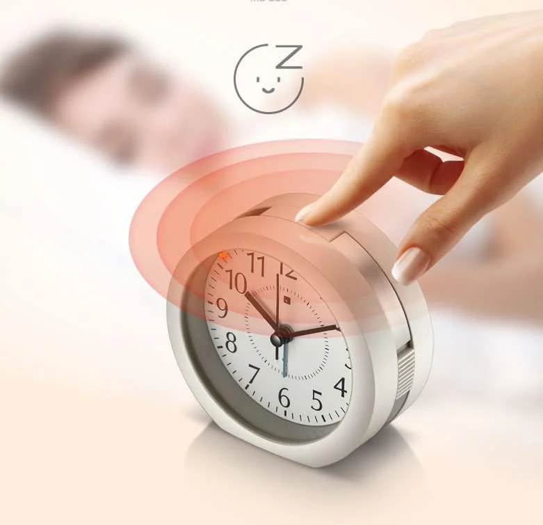 ساعت زنگ دار آنالوگ SYOSI، ساعت کوچک فوق العاده بی صدا بدون تیک تاک با عملکرد تعویق و چراغ شب، ساعت زنگ دار مسافرتی با باتری، 24 آهنگ موسیقی ساعت زنگ دار شب تاب برای اتاق خواب، کنار تخت، میز