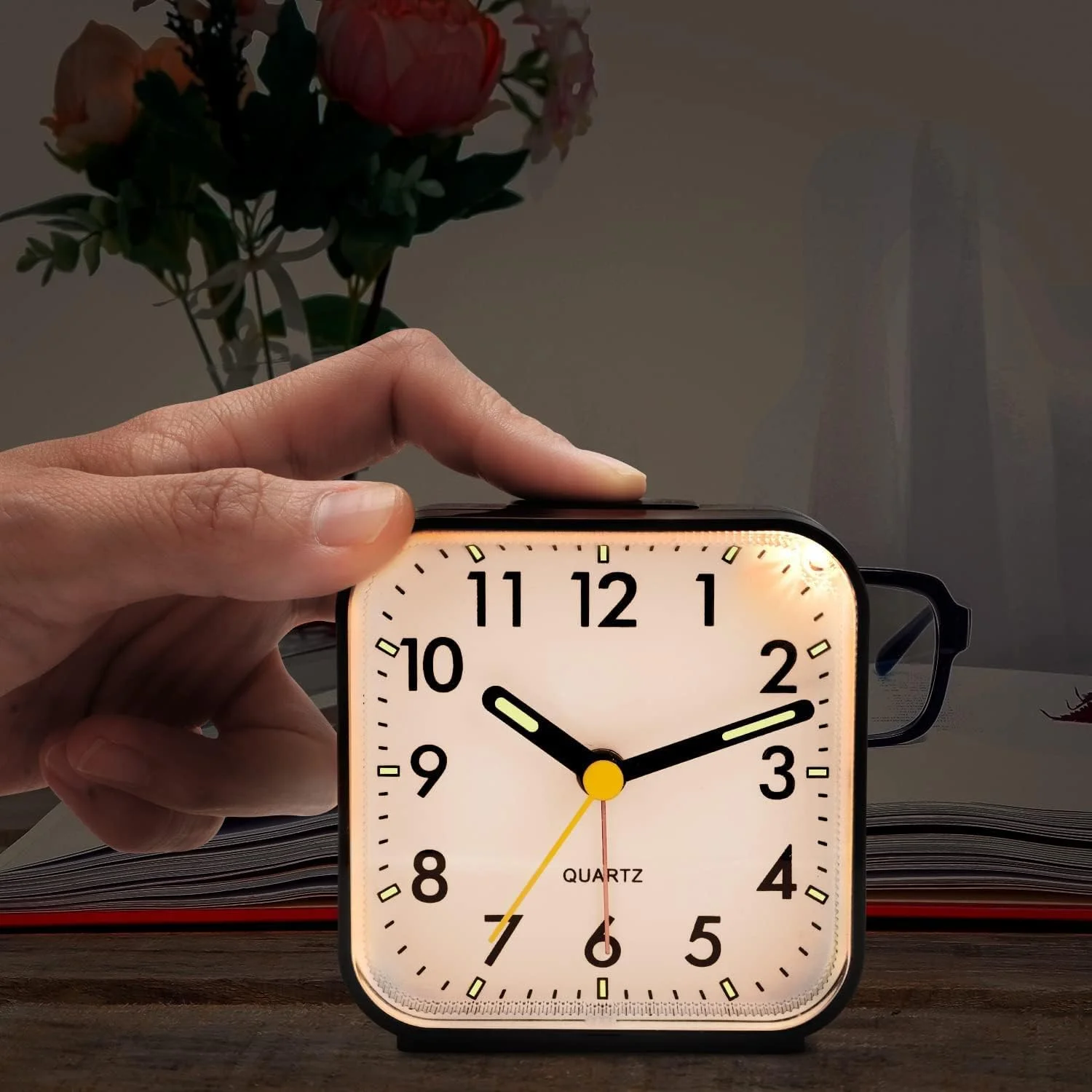 ساعت زنگ دار بی صدا SYOSI، ساعت رومیزی باتری خور بدون تیک تاک، ساعت زنگ دار مسافرتی، ساعت پایه اتاق خواب، ساعت رومیزی، صفحه نمایش بزرگ نورانی، عملکرد چرت زدن و نور برای اتاق خواب و دفتر