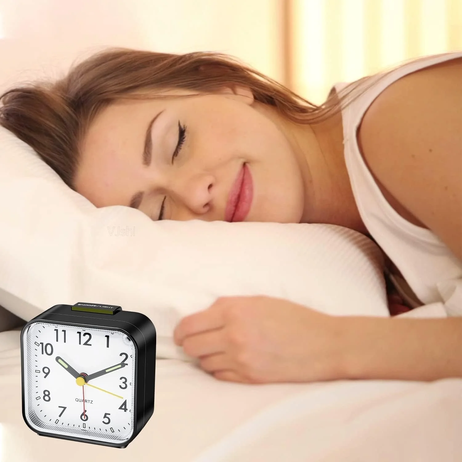 ساعت زنگ دار بی صدا SYOSI، ساعت رومیزی باتری خور بدون تیک تاک، ساعت زنگ دار مسافرتی، ساعت پایه اتاق خواب، ساعت رومیزی، صفحه نمایش بزرگ نورانی، عملکرد چرت زدن و نور برای اتاق خواب و دفتر