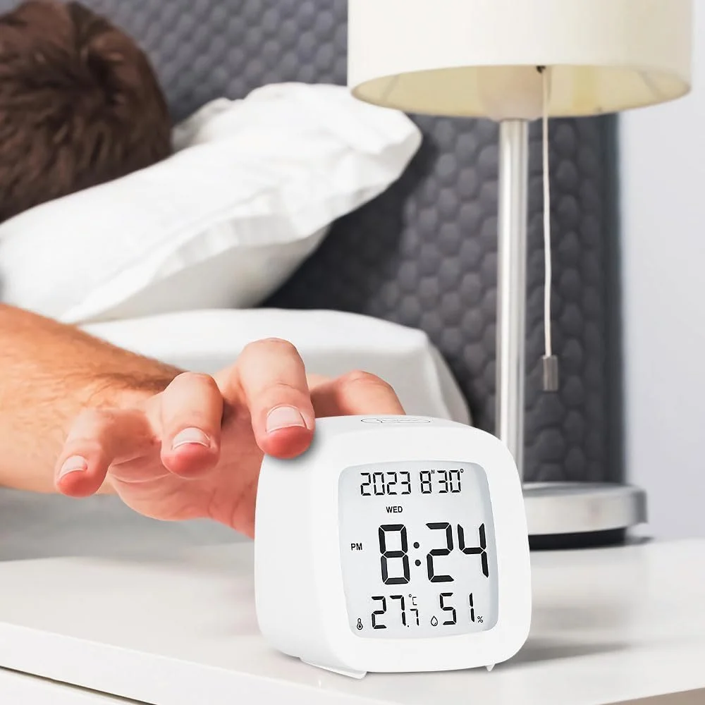 ساعت زنگ دار دیجیتال کوچک با نمایشگر دما و رطوبت، ساعت رومیزی قابل حمل Azonee برای کودکان با عملکرد چرت زدن، چراغ خواب، نمایش زمان، تاریخ، زنگ هشدار بلند، باطری خور، ایده آل برای اتاق خواب