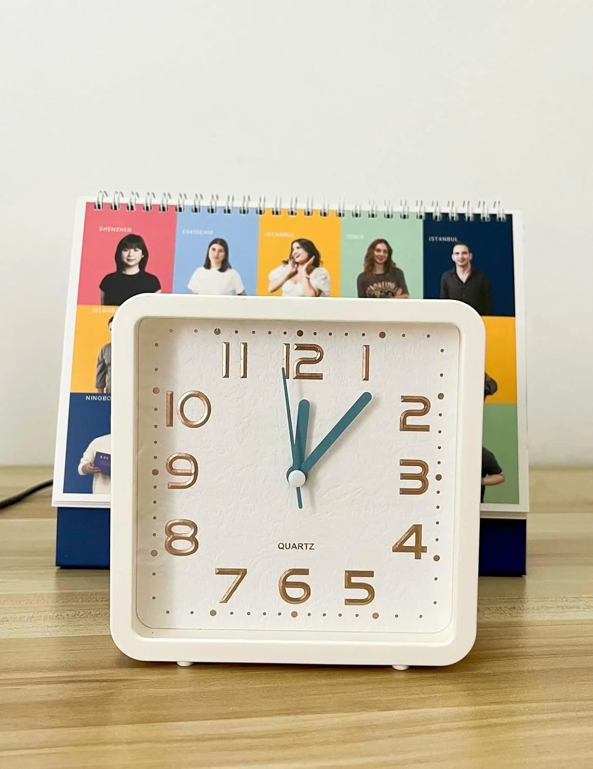 ساعت زنگ دار آنالوگ کوچک و ساده، مکعبی شکل، رنگ سفید، ساعت رومیزی کوچک کنار تخت کودکانه با صفحه شماره طلایی، مناسب خوابگاه و اتاق خواب - با باتری کار می کند ساعت زنگ دار آنالوگ کوچک و ساده، مکعبی شکل، رنگ سفید، ساعت رومیزی کوچک کنار تخت کودکانه با صفحه شماره طلایی، مناسب خوابگاه و اتاق خواب - با باتری کار می کند