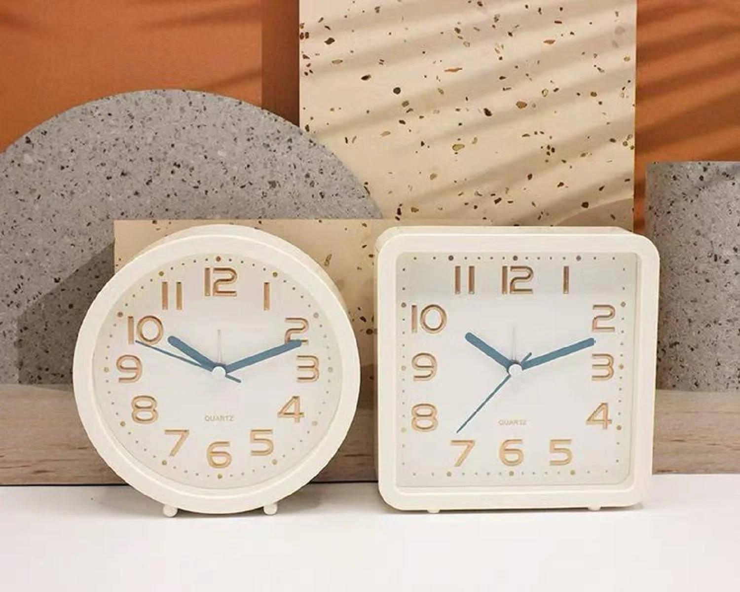 ساعت زنگ دار آنالوگ کوچک و ساده، مکعبی شکل، رنگ سفید، ساعت رومیزی کوچک کنار تخت کودکانه با صفحه شماره طلایی، مناسب خوابگاه و اتاق خواب - با باتری کار می کند ساعت زنگ دار آنالوگ کوچک و ساده، مکعبی شکل، رنگ سفید، ساعت رومیزی کوچک کنار تخت کودکانه با صفحه شماره طلایی، مناسب خوابگاه و اتاق خواب - با باتری کار می کند