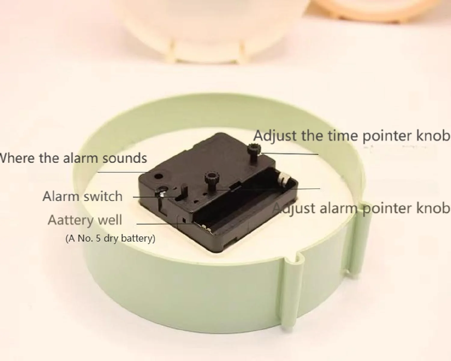 ساعت زنگ دار آنالوگ کوچک و ساده، مکعبی شکل، رنگ سفید، ساعت رومیزی کوچک کنار تخت کودکانه با صفحه شماره طلایی، مناسب خوابگاه و اتاق خواب - با باتری کار می کند ساعت زنگ دار آنالوگ کوچک و ساده، مکعبی شکل، رنگ سفید، ساعت رومیزی کوچک کنار تخت کودکانه با صفحه شماره طلایی، مناسب خوابگاه و اتاق خواب - با باتری کار می کند