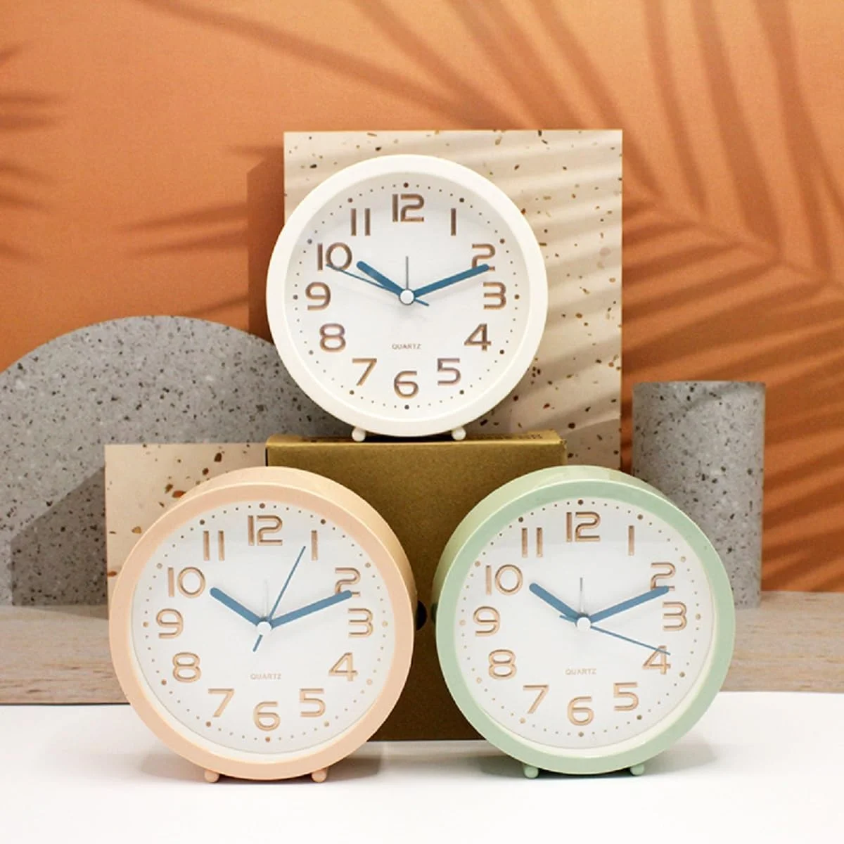 ساعت زنگ دار آنالوگ کوچک و ساده، مکعبی شکل، رنگ سفید، ساعت رومیزی کوچک کنار تخت کودکانه با صفحه شماره طلایی، مناسب خوابگاه و اتاق خواب - با باتری کار می کند ساعت زنگ دار آنالوگ کوچک و ساده، مکعبی شکل، رنگ سفید، ساعت رومیزی کوچک کنار تخت کودکانه با صفحه شماره طلایی، مناسب خوابگاه و اتاق خواب - با باتری کار می کند