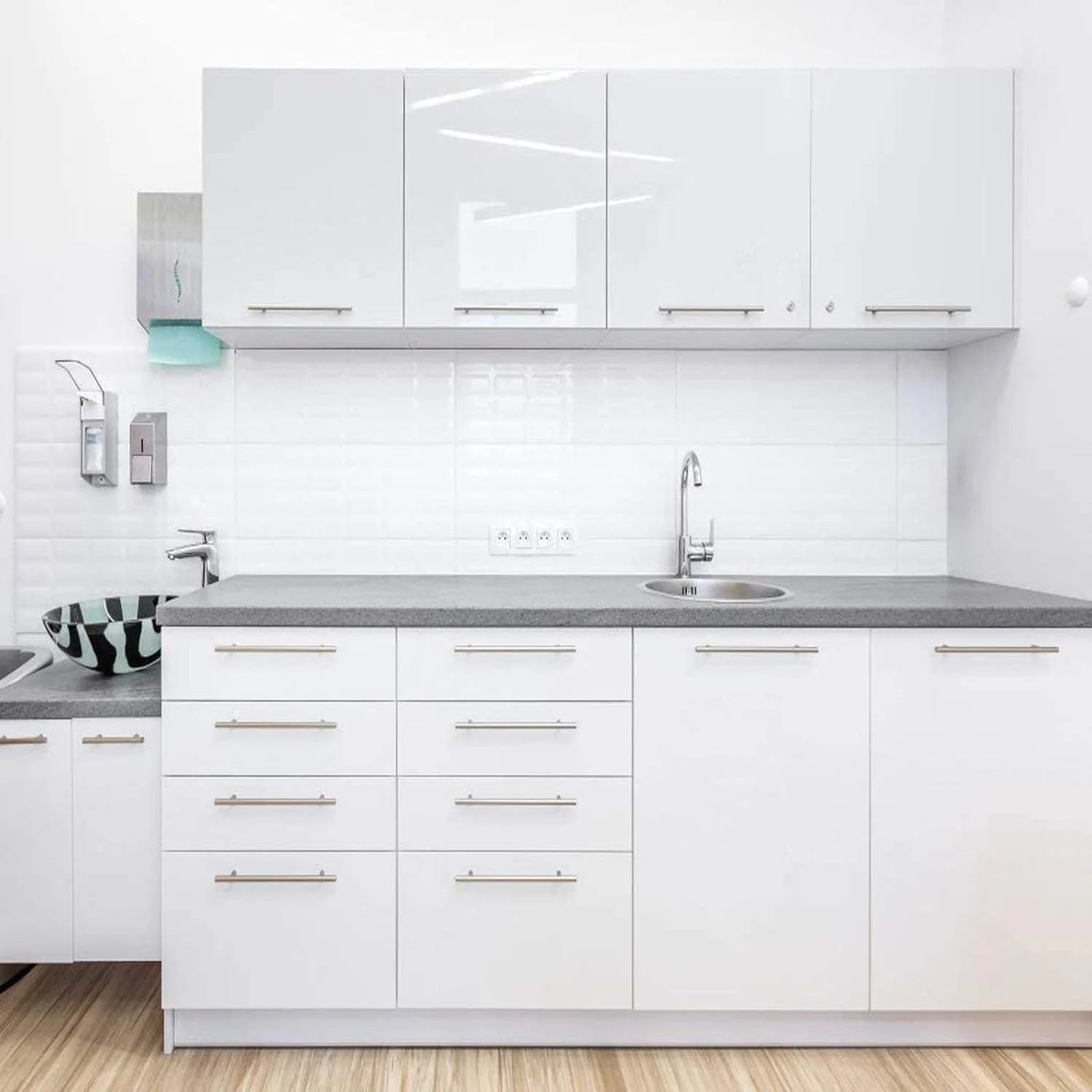 برچسب براق، 500 x 60 سانتی متر، کاغذ دیواری خود چسب طرح سنگ مرمر، ضد آب، ضد روغن، قابل جابجایی، برچسب های سفید براق برای آشپزخانه، حمام، پیشخوان و کابینت