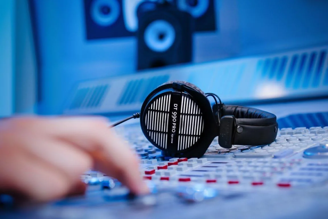 هدفون استودیویی دور گوشی بیرداینامیک DT 990 Pro 250 اهم برای میکس، مسترینگ و ویرایش، سیمی