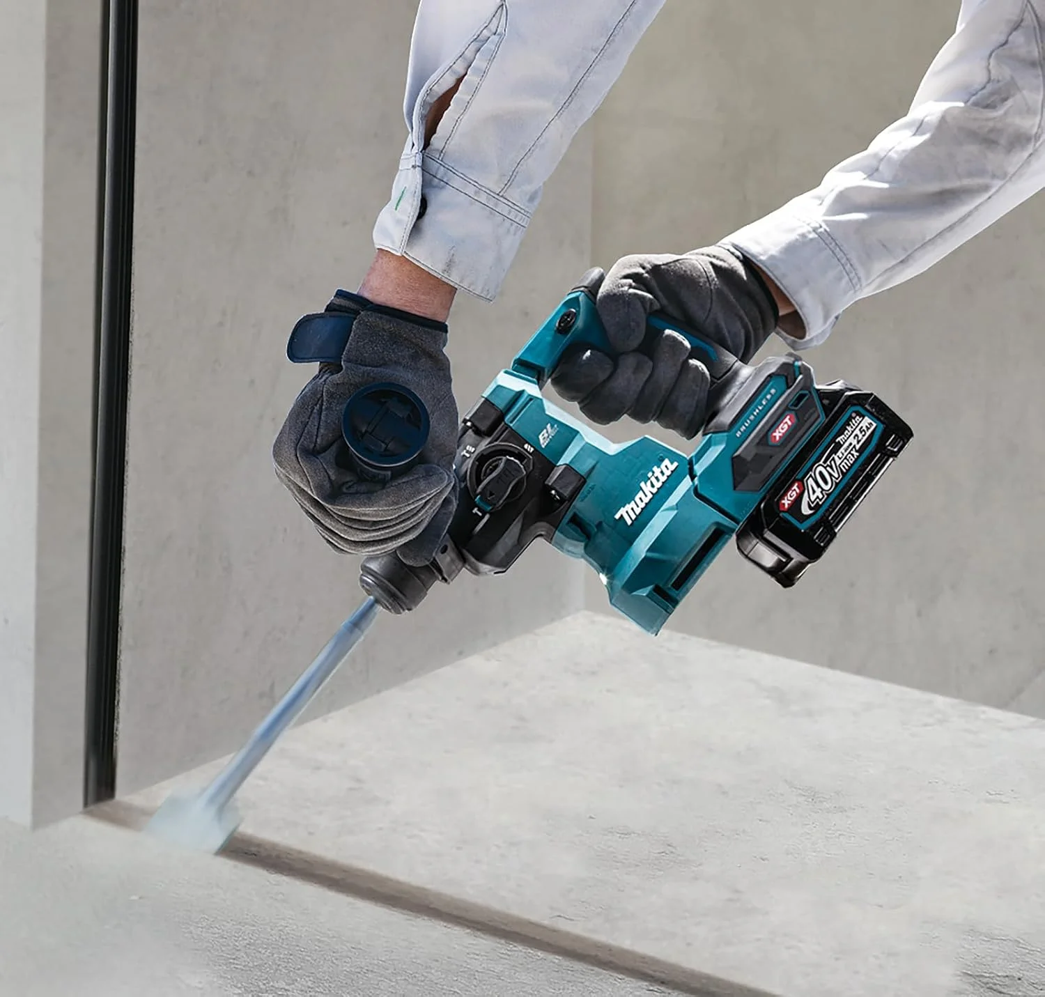 چکش تخریب 20 میلی‌متری SDS-Plus شارژی ماکیتا مدل HR010GD201 با موتور براشلس XGT 40V به همراه 2 عدد باتری 2.5 آمپر، شارژر و سیستم جمع‌آوری گرد و غبار، عرضه شده در جعبه ماکپاک