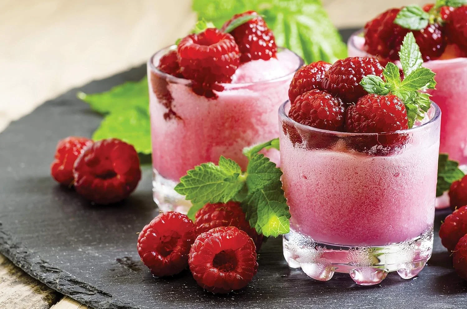 مخلوط کن شیشه ای بلک اند دکر 600 وات، ظرفیت 1.5 لیتر، سیستم شش تیغه، سرعت متغیر، عملکرد پالس، شامل لوازم جانبی، طراحی مدرن کروم، مشکی/نقره ای - Bx600G-B5