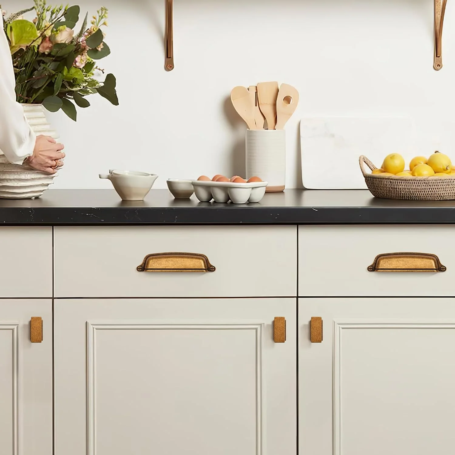 بسته 10 عددی دستگیره های فنجانی کابینت برنجی عتیقه 96 میلی متری، دستگیره های کشو طلایی کهنه، سخت افزار آشپزخانه، دستگیره های کشو کابینت برنجی قدیمی، دستگیره های سطل زباله. بسته 10 عددی دستگیره های فنجانی کابینت برنجی عتیقه 96 میلی متری، دستگیره های کشو طلایی کهنه، سخت افزار آشپزخانه، دستگیره های کشو کابینت برنجی قدیمی، دستگیره های سطل زباله.