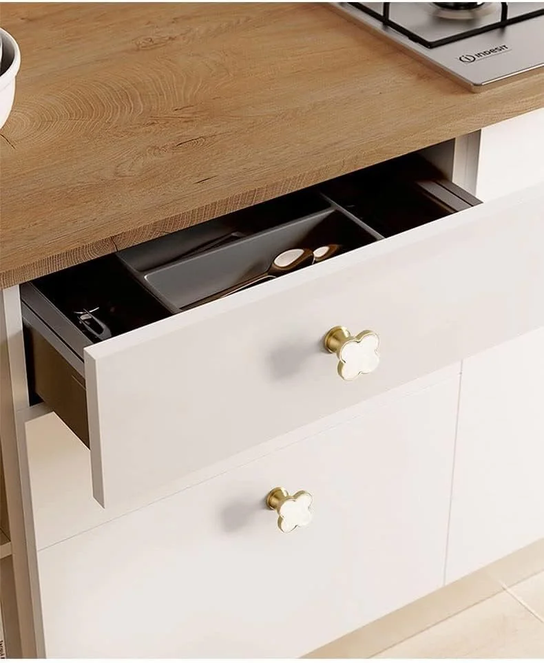 دستگیره های کشو مدل Gold-t، دستگیره های کابینت، دستگیره های کششی شبدر برنجی برس خورده، دستگیره های کابینت آشپزخانه، دستگیره های درب کمد حمام، سخت افزار کمد لباس برای کشوها (4 عدد، شبدر-سفید) دستگیره های کشو مدل Gold-t، دستگیره های کابینت، دستگیره های کششی شبدر برنجی برس خورده، دستگیره های کابینت آشپزخانه، دستگیره های درب کمد حمام، سخت افزار کمد لباس برای کشوها (4 عدد، شبدر-سفید)