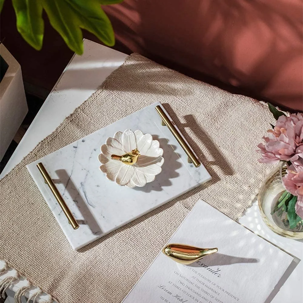 سینی مستطیلی مرمر طبیعی با دسته‌های فلزی طلایی برای آشپزخانه، حمام و کافی شاپ، 30x20 سانتی متر