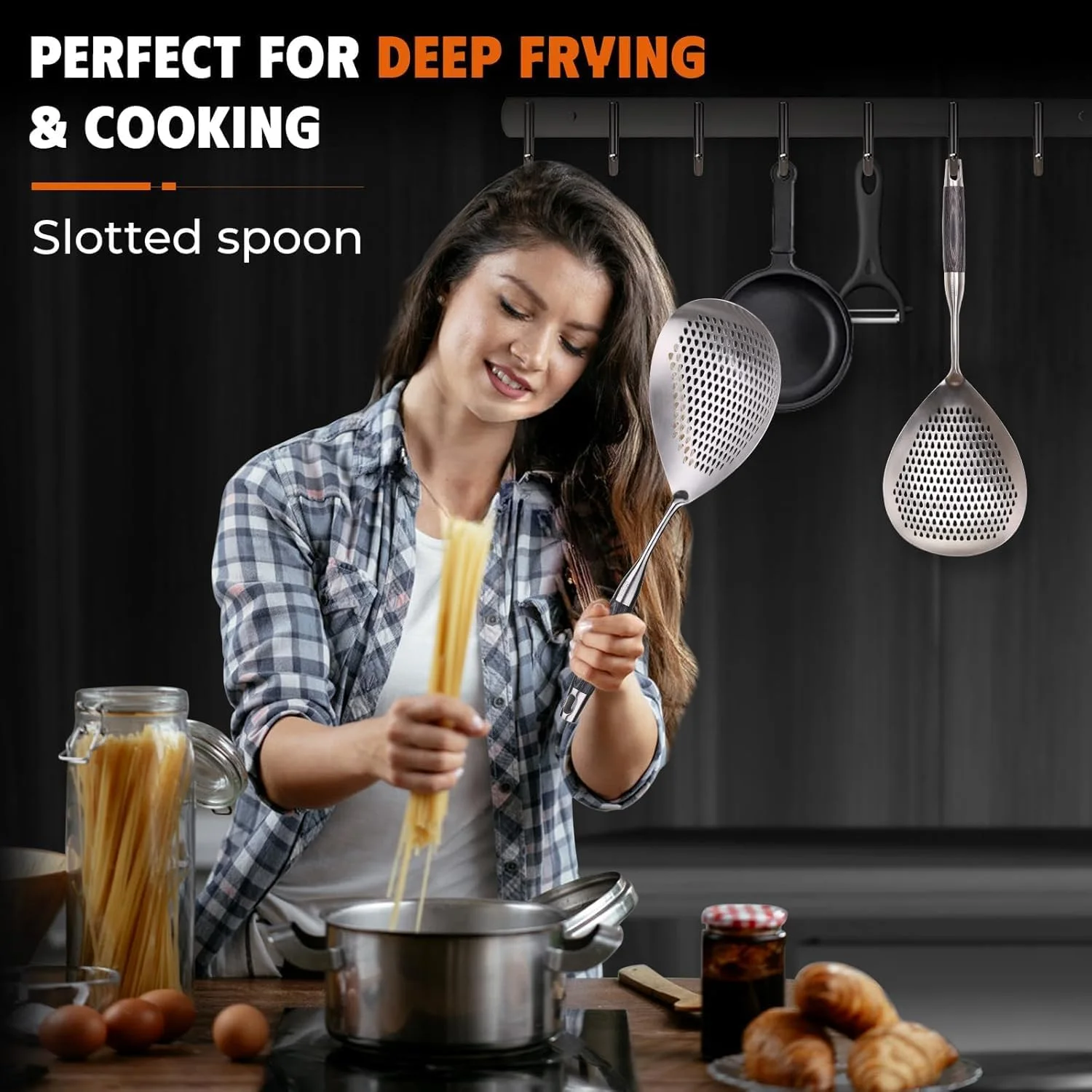 کفگیر سوراخ دار استیل صافی پاستا ملاقه کفگیر برای پخت و پز و سرخ کردن - قاشق صافی آبکش فلزی بزرگ آشپزخانه با دسته چوبی مشکی (نقره ای، 41 * 13 * 3 سانتی متر)