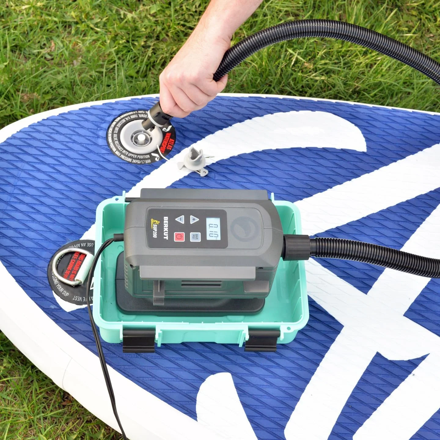 پمپ باد برقی دو سیلندر فشار قوی SUP-200 برای تخته های پدلی و قایق بادی به همراه گیج دیجیتال | پمپ باد 12 ولت