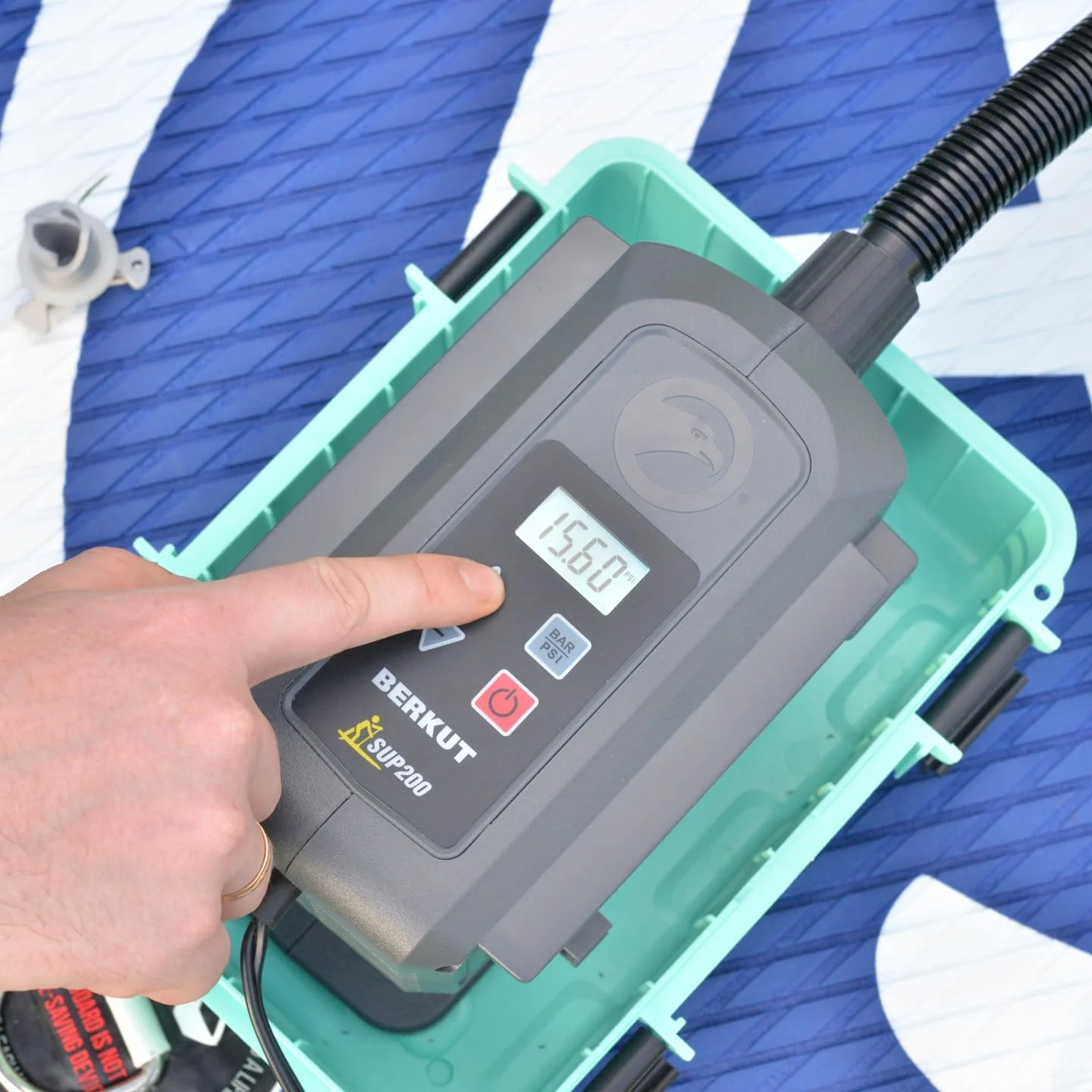 پمپ باد برقی دو سیلندر فشار قوی SUP-200 برای تخته های پدلی و قایق بادی به همراه گیج دیجیتال | پمپ باد 12 ولت