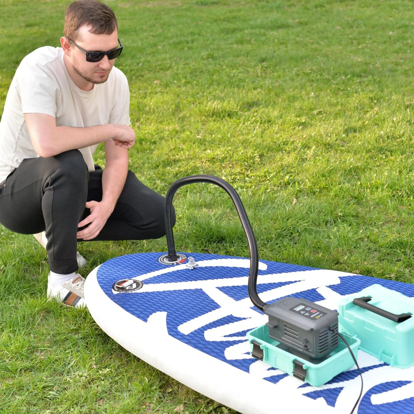 پمپ باد برقی دو سیلندر فشار قوی SUP-200 برای تخته های پدلی و قایق بادی به همراه گیج دیجیتال | پمپ باد 12 ولت