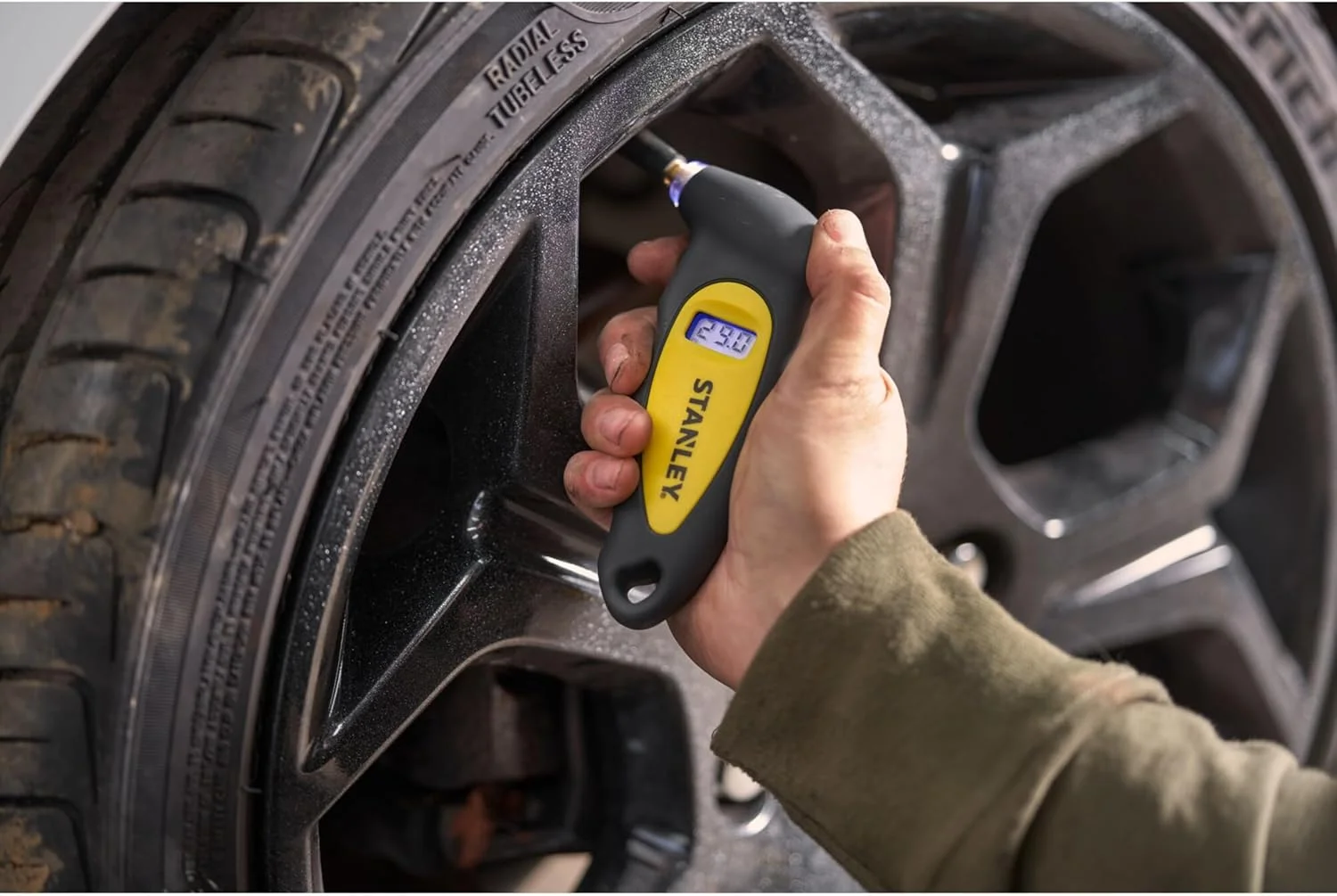 فشارسنج دیجیتال لاستیک استنلی با نمایشگر دیجیتال، زرد/مشکی مدل Stht80874 0