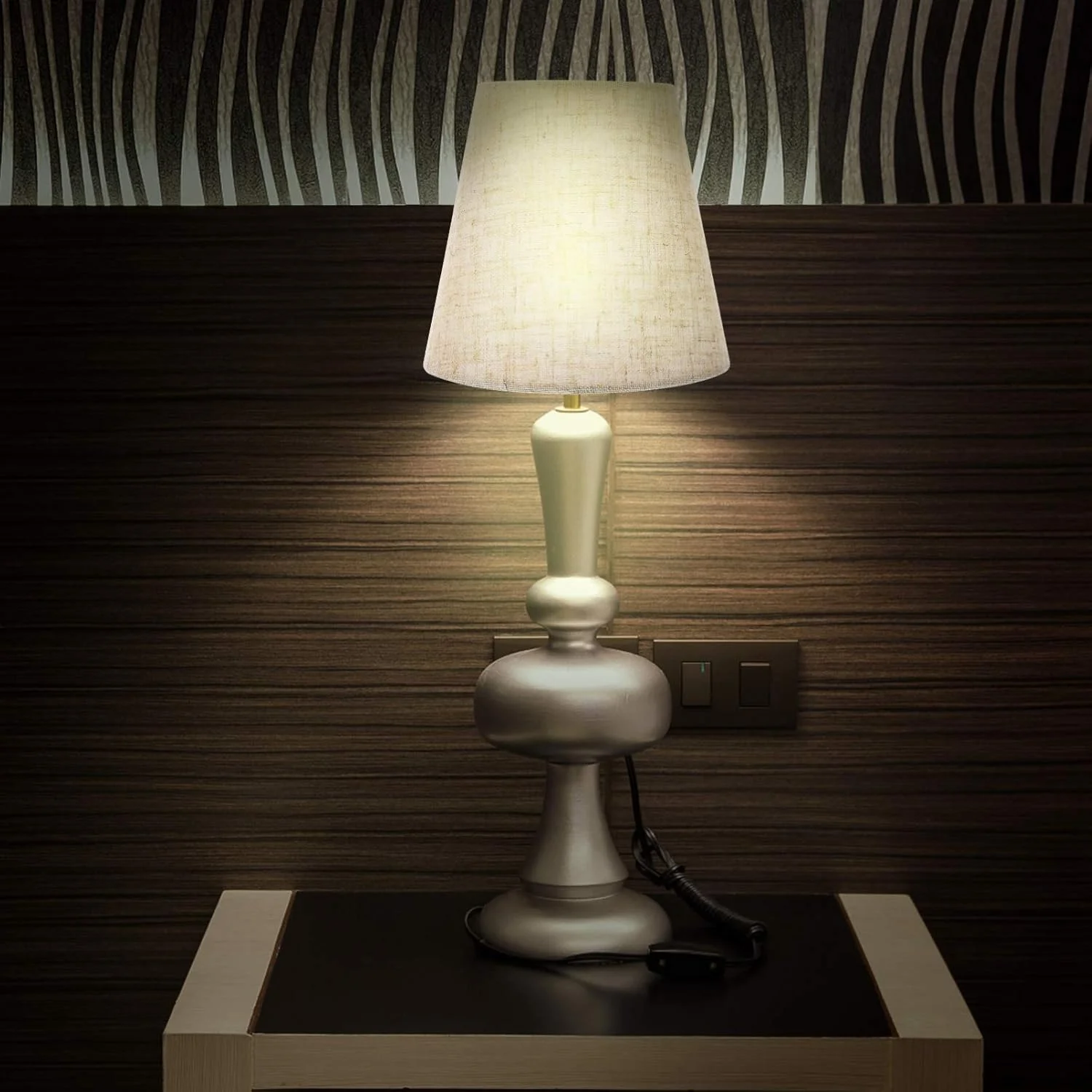 آباژور پارچه ای لوکس شینی، آباژور استوانه ای کتان قهوه ای مناسب چراغ های رومیزی و کنار تختی آباژور پارچه ای لوکس شینی، آباژور استوانه ای کتان قهوه ای مناسب چراغ های رومیزی و کنار تختی