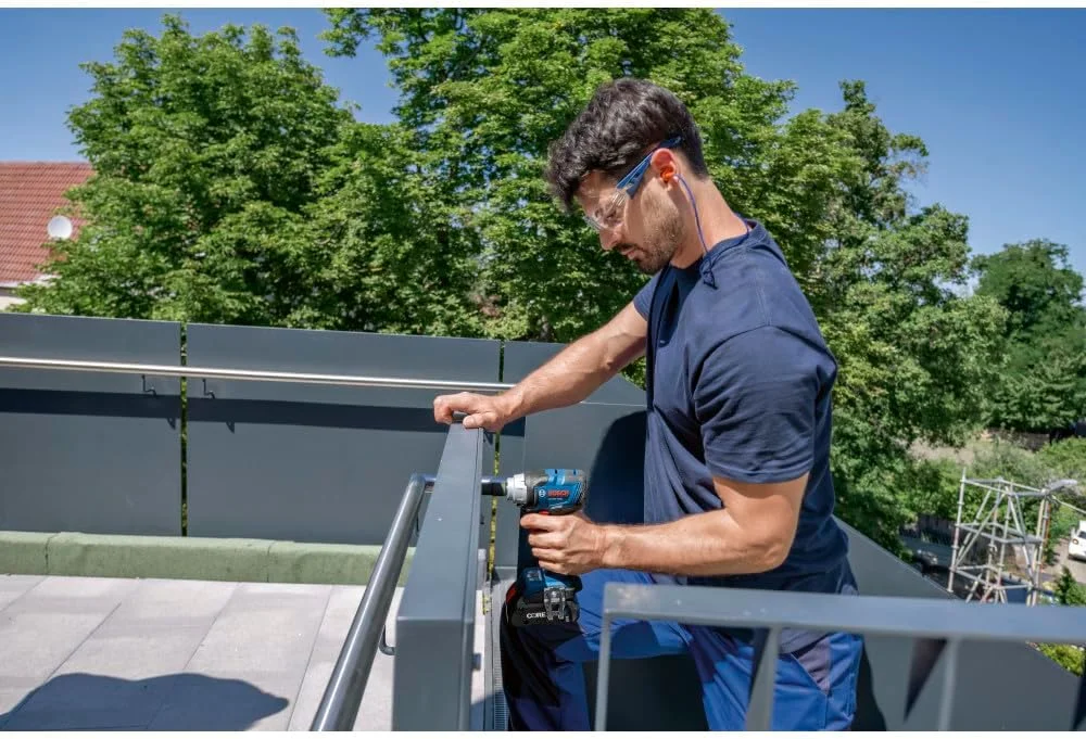 آچار بکس ضربه ای بوش GDS18V-230CB24، 18 ولت، 3/8 اینچ | گشتاور بازکردن 542 نیوتن متر، حداکثر گشتاور بستن 312 نیوتن متر، 3 تنظیمات سرعت/گشتاور، رهاسازی خودکار پیچ، همراه با 2 باتری 4 آمپر ساعتی CORE18V® و شارژر