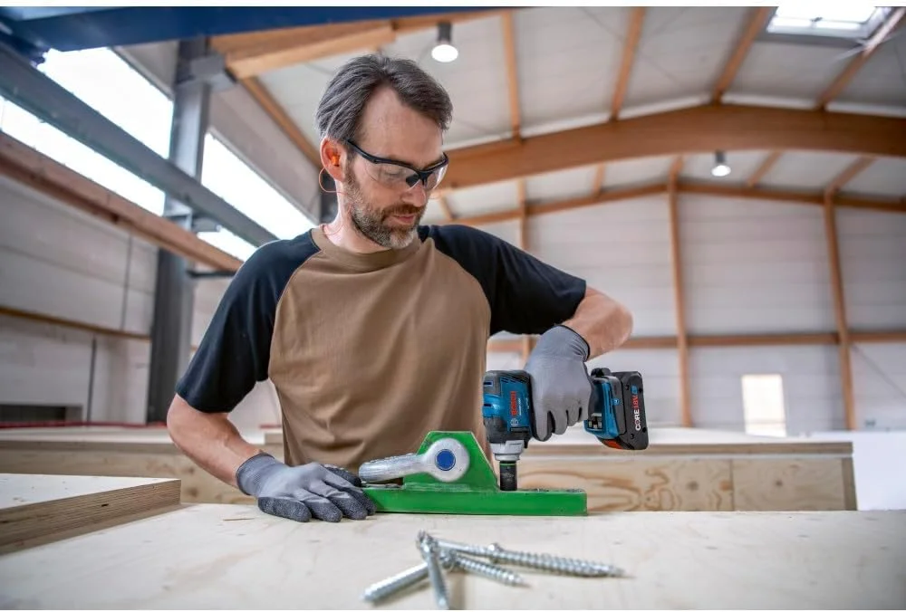 آچار بکس ضربه ای بوش GDS18V-230CB24، 18 ولت، 3/8 اینچ | گشتاور بازکردن 542 نیوتن متر، حداکثر گشتاور بستن 312 نیوتن متر، 3 تنظیمات سرعت/گشتاور، رهاسازی خودکار پیچ، همراه با 2 باتری 4 آمپر ساعتی CORE18V® و شارژر