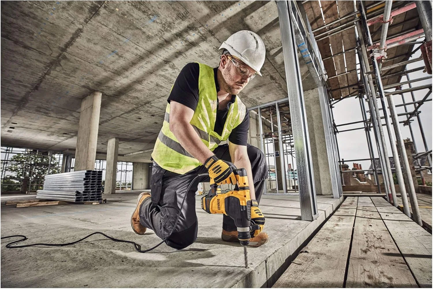 چکش تخریب سه حالته 30 میلی متری 950 وات SDS-Plus 4 کیلوگرمی دیوالت مدل D25333K با سیستم کنترل لرزش فعال