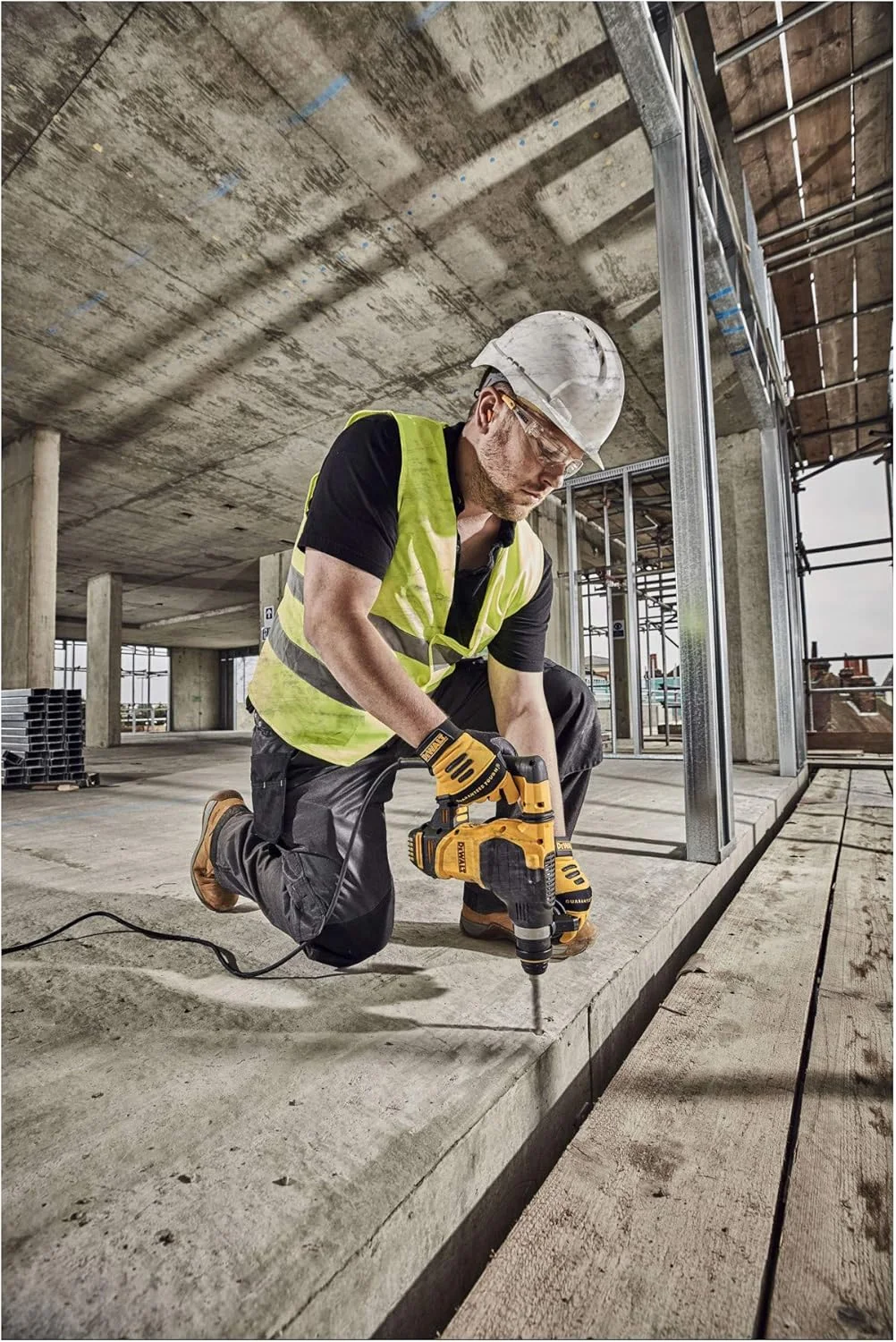 چکش تخریب سه حالته 30 میلی متری 950 وات SDS-Plus 4 کیلوگرمی دیوالت مدل D25333K با سیستم کنترل لرزش فعال