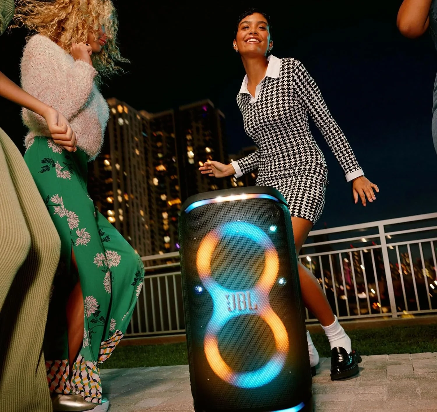 اسپیکر بلوتوثی JBL PartyBox Stage 320 به همراه باتری 400 - مشکی اسپیکر بلوتوثی JBL PartyBox Stage 320 به همراه باتری 400 - مشکی