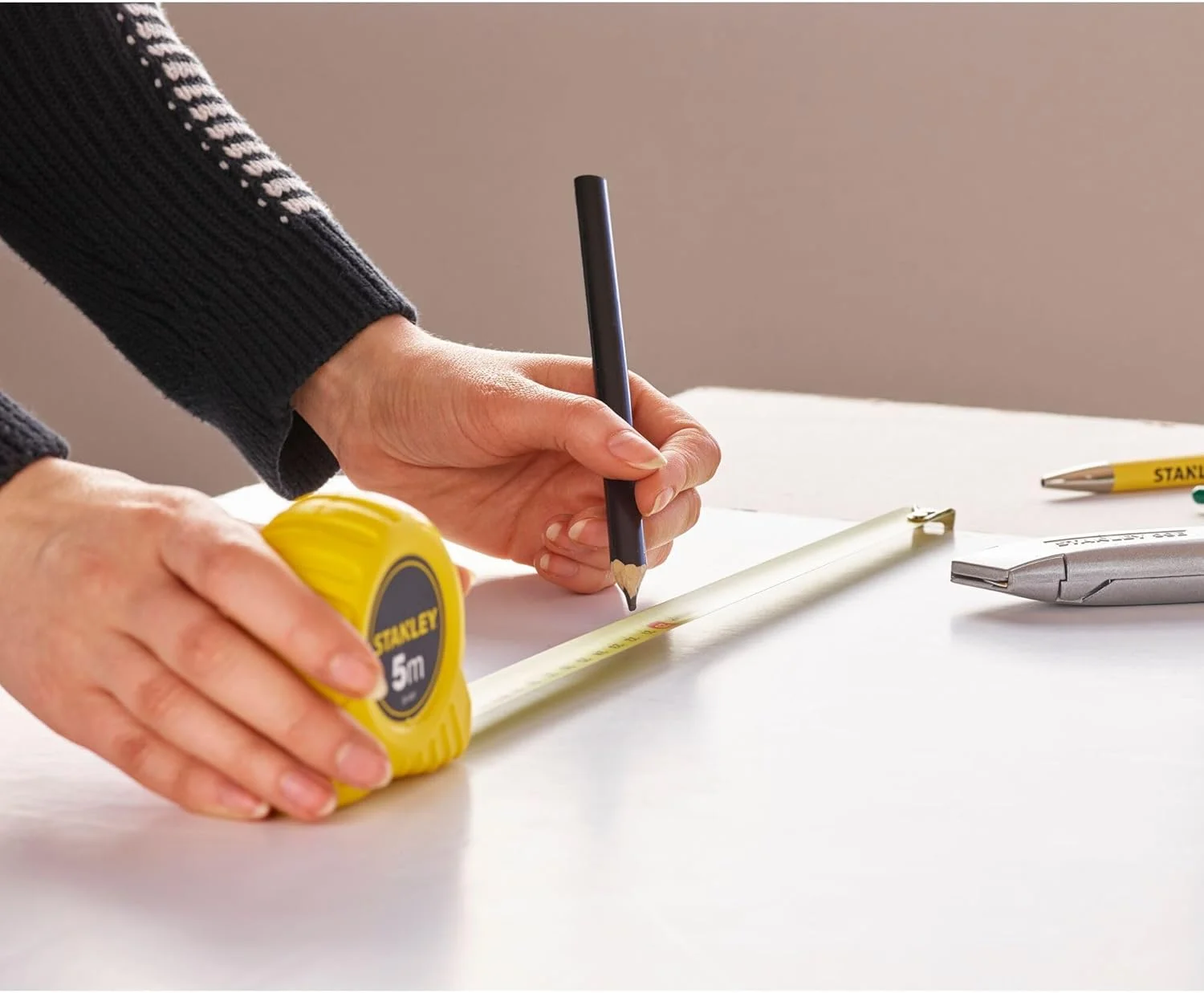 متر نواری استنلی (5 متر، نوار خمیده بسیار قوی، لایه محافظ پلیمری، قلاب انتهایی سه پرچ) 1-30-497 متر نواری استنلی (5 متر، نوار خمیده بسیار قوی، لایه محافظ پلیمری، قلاب انتهایی سه پرچ) 1-30-497