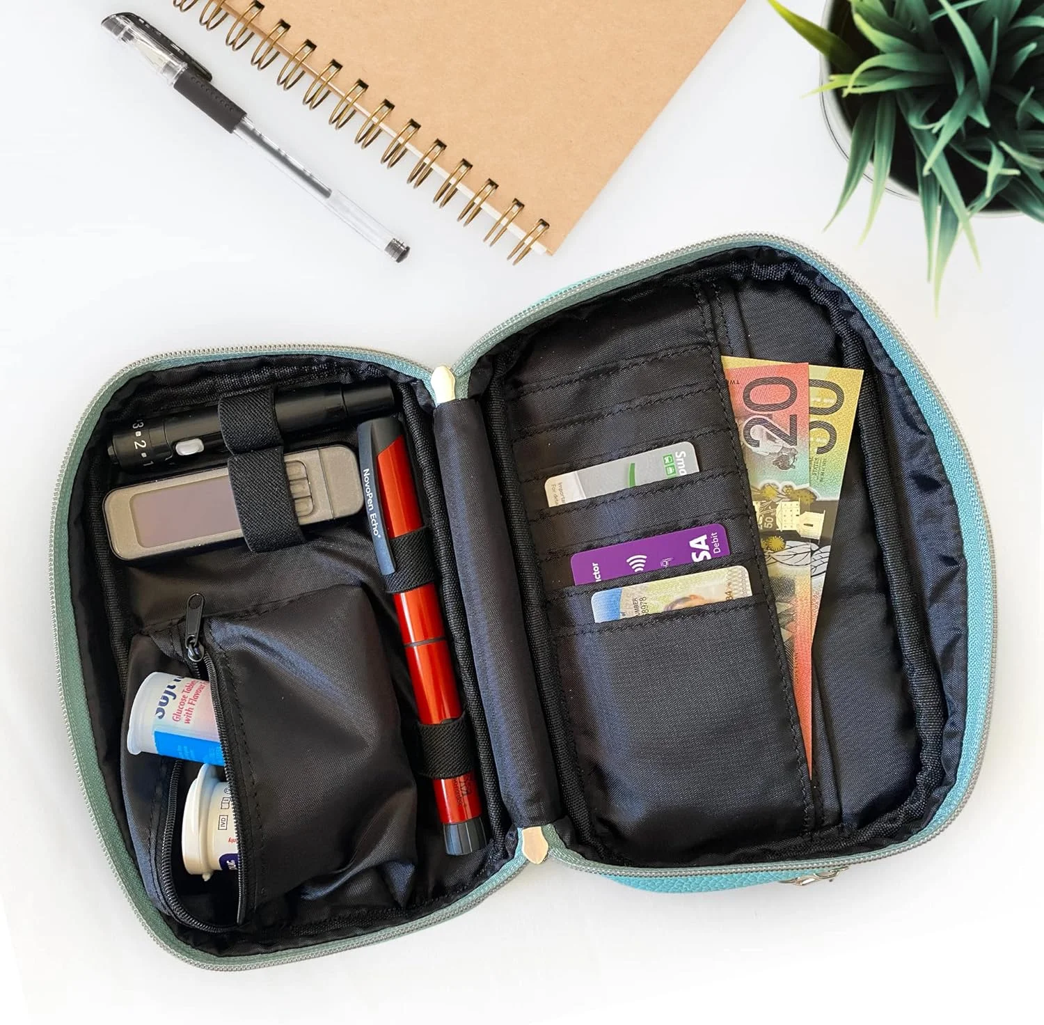 کیف رودوشی RockaDex - سازمان دهنده لوازم دیابت برای نوار تست قند خون، دارو، دستگاه گلوکز، قلم، سرنگ انسولین، سوزن، لنست. کیف عایق دار. (آبی) کیف رودوشی RockaDex - سازمان دهنده لوازم دیابت برای نوار تست قند خون، دارو، دستگاه گلوکز، قلم، سرنگ انسولین، سوزن، لنست. کیف عایق دار. (آبی)