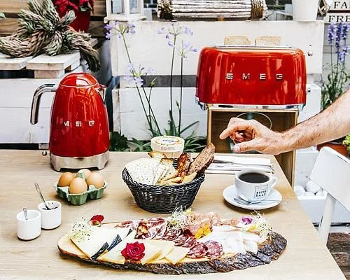 توستر ۴ تکه اسمگ مدل دهه ۵۰ با طراحی رترو، ۶ حالت از پیش تنظیم شده و ۲ درگاه فوق عریض، قرمز