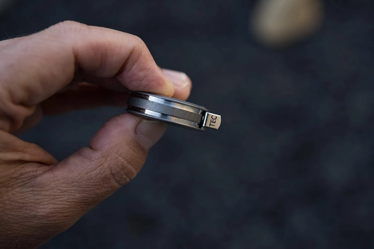 متر تیتانیومی جمع شونده TEC Accessories Ti-Tape (پرداخت سنگ شور)، متر کوچک 90 سانتی متری با گیره جاکلیدی جداشدنی، لوازم جانبی جاکلیدی متر تیتانیومی جمع شونده TEC Accessories Ti-Tape (پرداخت سنگ شور)، متر کوچک 90 سانتی متری با گیره جاکلیدی جداشدنی، لوازم جانبی جاکلیدی