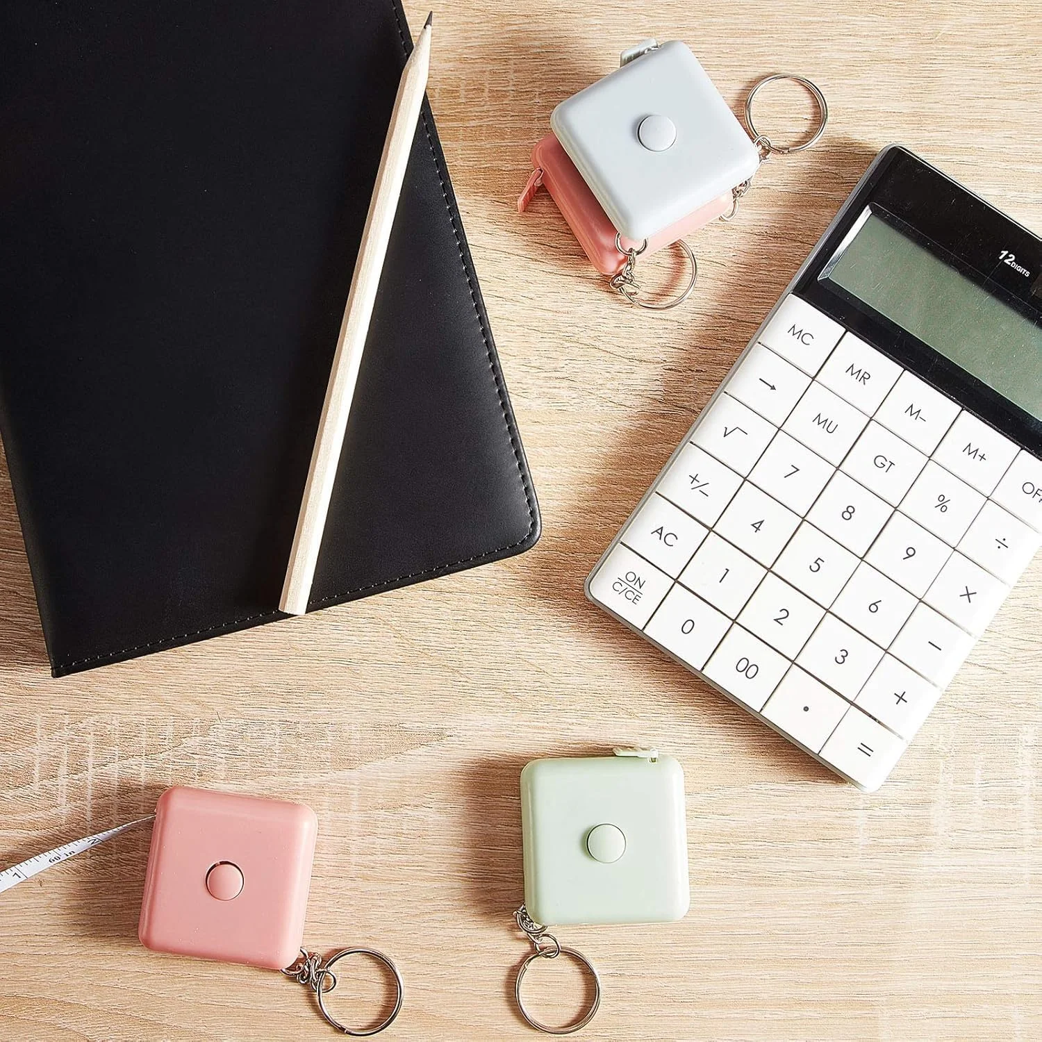 مجموعه 6 عددی متر خیاطی نرم و جمع شونده HIQUAY، متر دکمه ای کوچک، متر خیاطی، 150 سانتی متر، رنگ های پاستیلی، متر نرم قابل حمل، صورتی، سبز، آبی، با جاکلیدی مجموعه 6 عددی متر خیاطی نرم و جمع شونده HIQUAY، متر دکمه ای کوچک، متر خیاطی، 150 سانتی متر، رنگ های پاستیلی، متر نرم قابل حمل، صورتی، سبز، آبی، با جاکلیدی