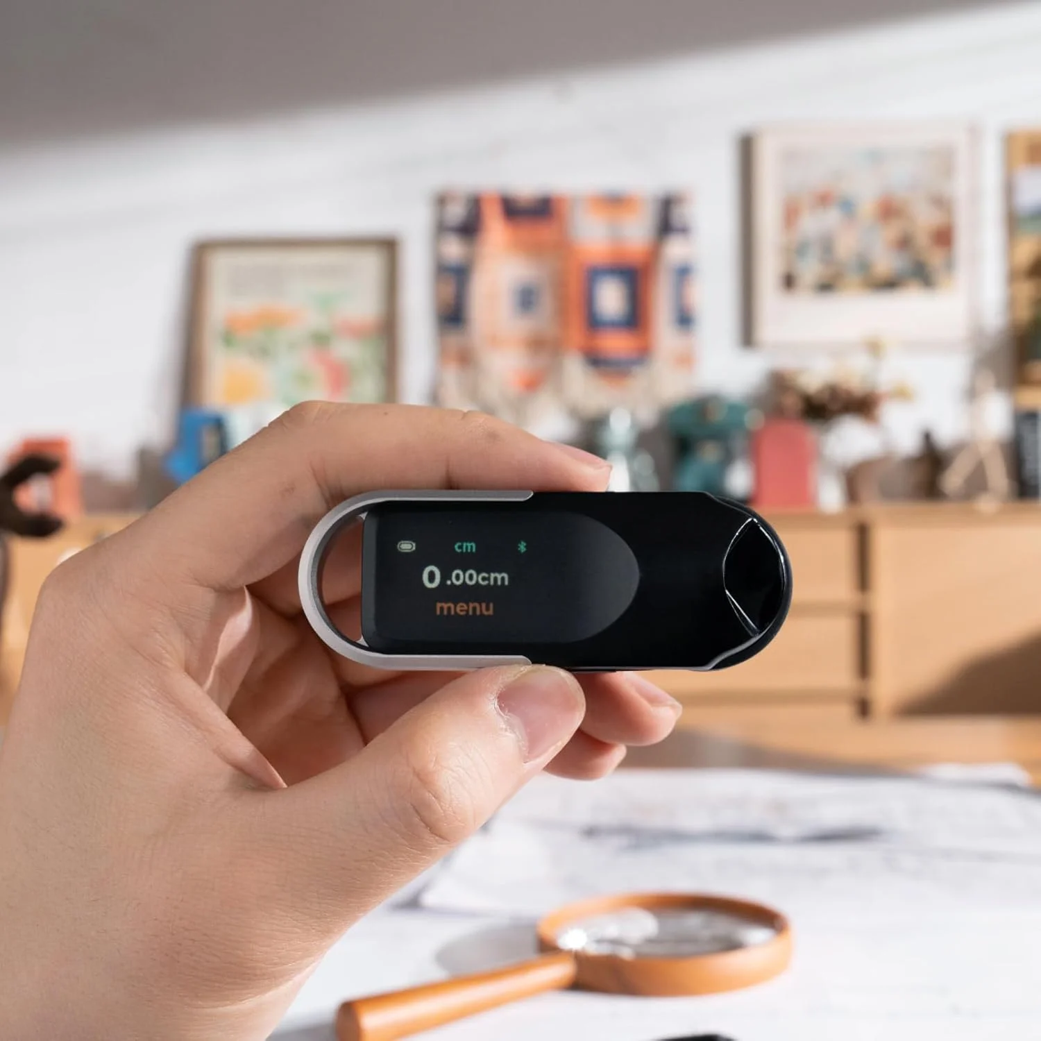 متر دیجیتال لیزری HOZO NeoRulerGO، ابزار اندازه گیری هوشمند قابل شارژ برای سطوح صاف، منحنی و اشکال نامنظم | اپلیکیشن بلوتوث | سایز جیبی | ابزاری جالب برای پدر، مردان، همسر