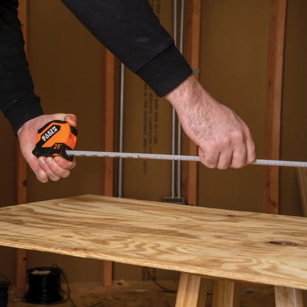 متر نواری کلاین تولز 9525، متر نواری امپریال 25 فوتی جمع و جور با قلاب دوبل، ترمز انگشتی، تیغه نایلونی، خطوط پررنگ خوانا