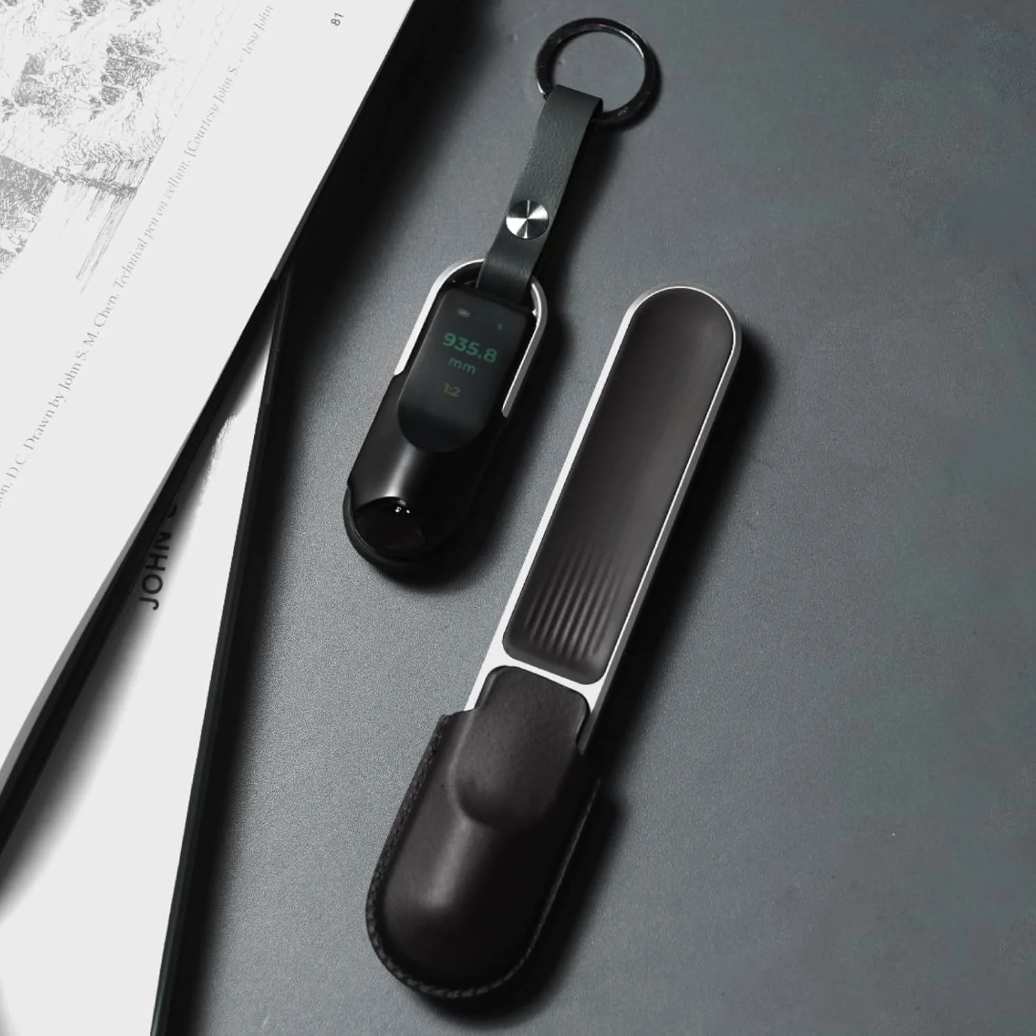 مجموعه هدیه ویژه ۴۱ تکه HOZO NeoRulerGO، متر نواری دیجیتال غلتکی قابل شارژ با لیزر برای اشکال صاف، منحنی، قطر و نامنظم، هدیه ای منحصر به فرد برای مردان، پدران، معماران، طراحان - کیف چرمی مشکی مجموعه هدیه ویژه ۴۱ تکه HOZO NeoRulerGO، متر نواری دیجیتال غلتکی قابل شارژ با لیزر برای اشکال صاف، منحنی، قطر و نامنظم، هدیه ای منحصر به فرد برای مردان، پدران، معماران، طراحان - کیف چرمی مشکی