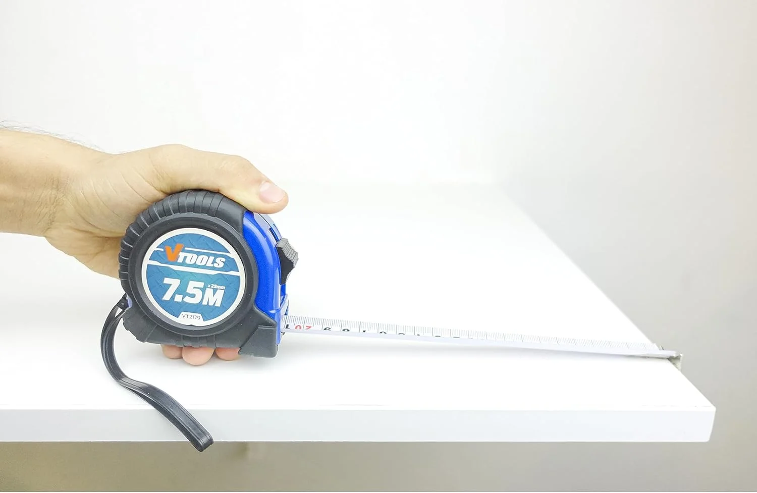 متر نواری 7.5 متری VTOOLS، ضخامت تیغه 1 میلی متر، متر نواری خود قفل شونده، خوانا، قلاب نوک مغناطیسی و بدنه ضد ضربه، VT2179