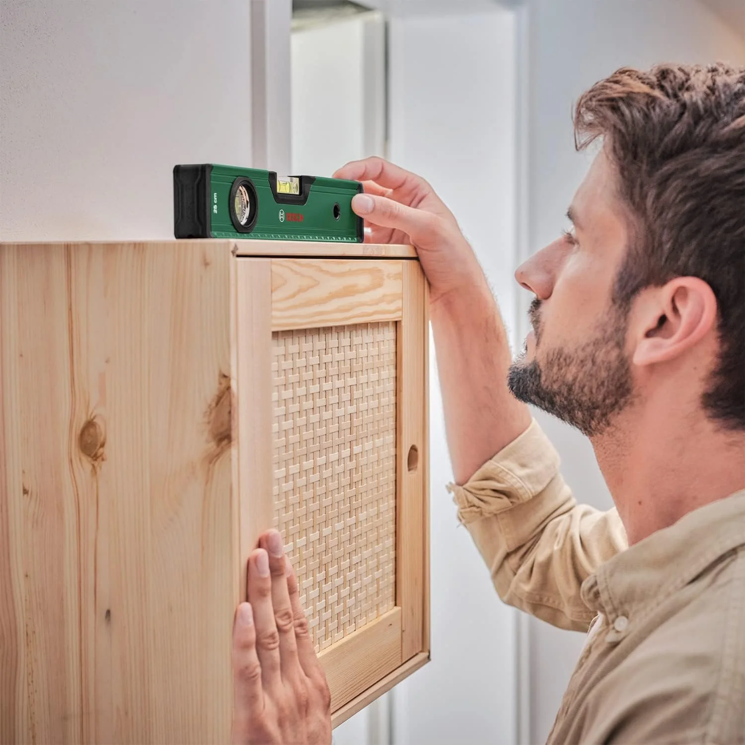 تراز بوش 25 سانتیمتری (تراز دقیق با 2 حباب فلورسنت برای خواندن افقی و عمودی؛ مقیاس متریک؛ دقت بسیار بالا؛ بدنه آلومینیومی، ضربهگیرهای نرم؛ شیار V) تراز بوش 25 سانتیمتری (تراز دقیق با 2 حباب فلورسنت برای خواندن افقی و عمودی؛ مقیاس متریک؛ دقت بسیار بالا؛ بدنه آلومینیومی، ضربهگیرهای نرم؛ شیار V)