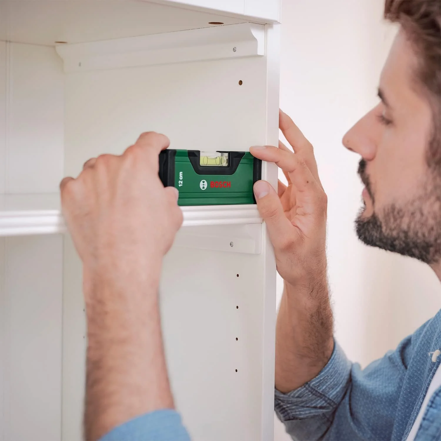 تراز بوش 12 سانتی متر (تراز مینی جمع و جور؛ تراز دقیق با حباب فلورسنت برای خواندن افقی؛ بدنه آلومینیومی، ضربه گیرهای نرم؛ شیار V) تراز بوش 12 سانتی متر (تراز مینی جمع و جور؛ تراز دقیق با حباب فلورسنت برای خواندن افقی؛ بدنه آلومینیومی، ضربه گیرهای نرم؛ شیار V)