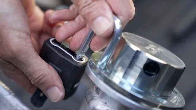 درب باک قفل‌دار و هواکش‌دار سیستم‌های امنیتی فلو | برای تانکرهای انتقال سوخت و تانکرهای تجاری روی زمین | جلوگیری از سرقت و خرابکاری سوخت | ایمن‌سازی تانکرهای سوخت | FSS 377F | رزوه استاندارد مادگی 2 اینچ