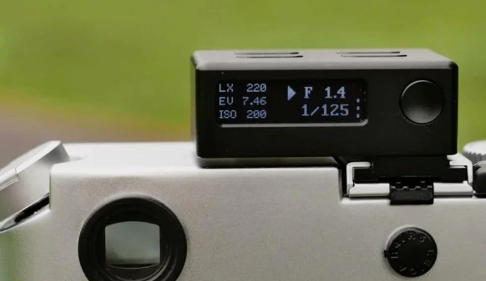 نورسنج دیجیتال KEKS مدل KM02، رنگ مشکی، طراحی antonKUNZE نورسنج دیجیتال KEKS مدل KM02، رنگ مشکی، طراحی antonKUNZE