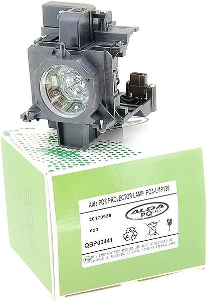 لامپ جایگزین پروژکتور ممتاز Alda PQ سازگار با POA-LMP136 برای پروژکتورهای SANYO POA-LMP136, PLC-XM150, PLC-XM150L, PLC-XM1500C, PLC-ZM5000, LP-ZM5000، لامپ با محفظه