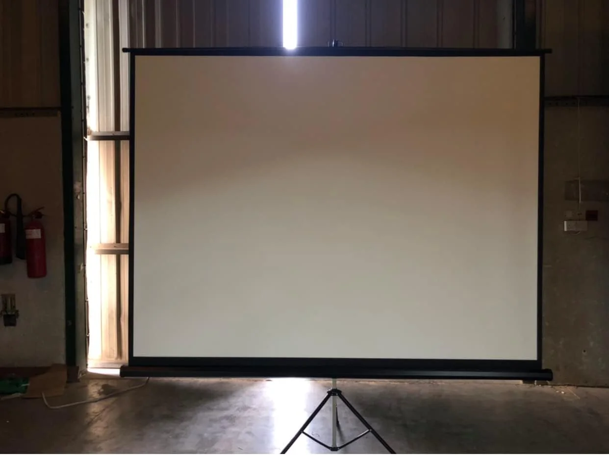 پرده نمایش پروژکتور 100 اینچی Hanaiette با پایه، 4:3 HD 8K بدون چروک با سه پایه قابل تنظیم به همراه کیف حمل، پرده نمایش کشویی برای فیلم، دفتر، سینمای خانگی، مدرسه، مهمانی... (203x152 سانتی متر)