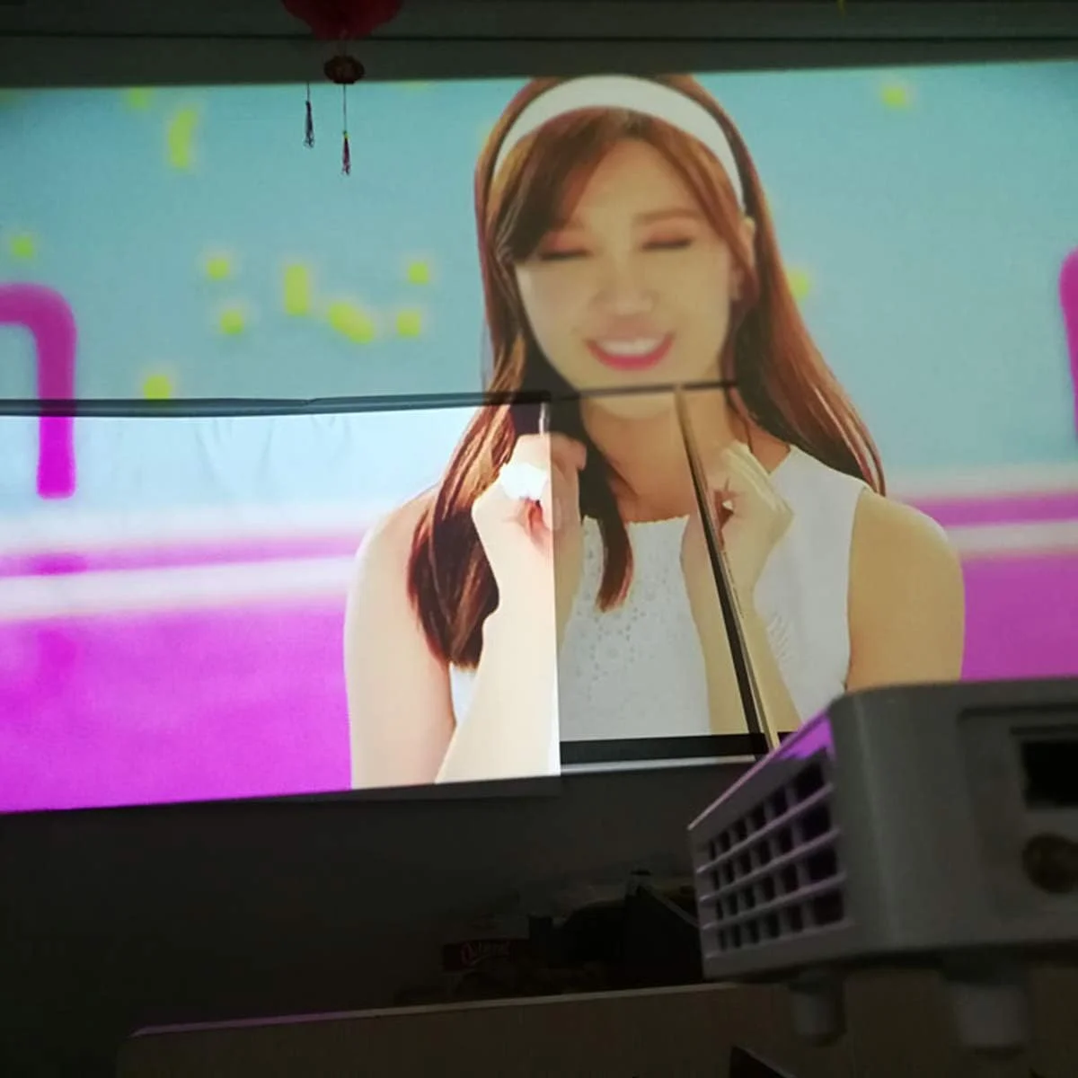 پرده نمایش پروژکتور iFCOW، پرده نمایش تاشو قابل حمل با نسبت تصویر 16:9