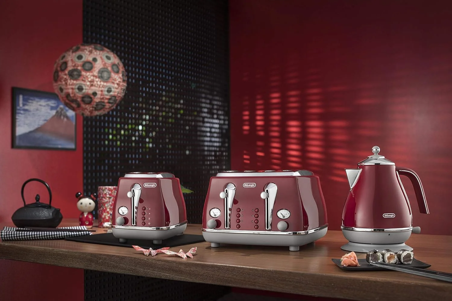 توستر 4 تکه De'Longhi Icona Capitals با طراحی قرمز و سبک قدیمی، 6 سطح برشته کردن، 4 جایگاه نان فوق عریض، عملکردهای یخ زدایی و گرم کردن مجدد، سینی خرده نان قابل جابجایی، مدل CTOC4003.R