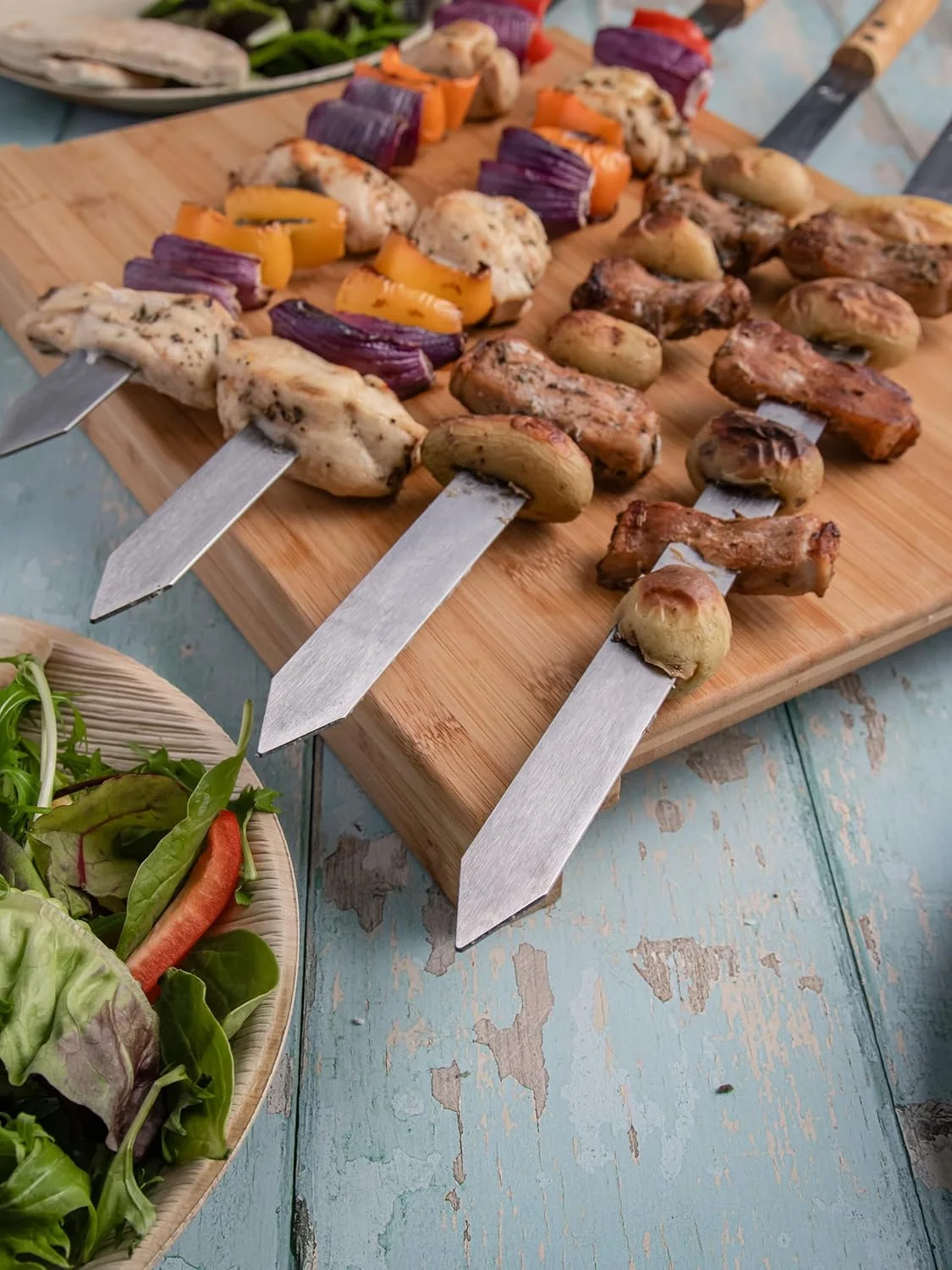 ۶ عدد سیخ کباب ترکی آدانا با دسته چوبی. سیخ های کباب پز استیل تخت پهن به طول ۵۷.۵ سانتی متر، عرض ۲ سانتی متر و ضخامت ۲ میلی متر. ۶ عدد سیخ کباب ترکی آدانا با دسته چوبی. سیخ های کباب پز استیل تخت پهن به طول ۵۷.۵ سانتی متر، عرض ۲ سانتی متر و ضخامت ۲ میلی متر.