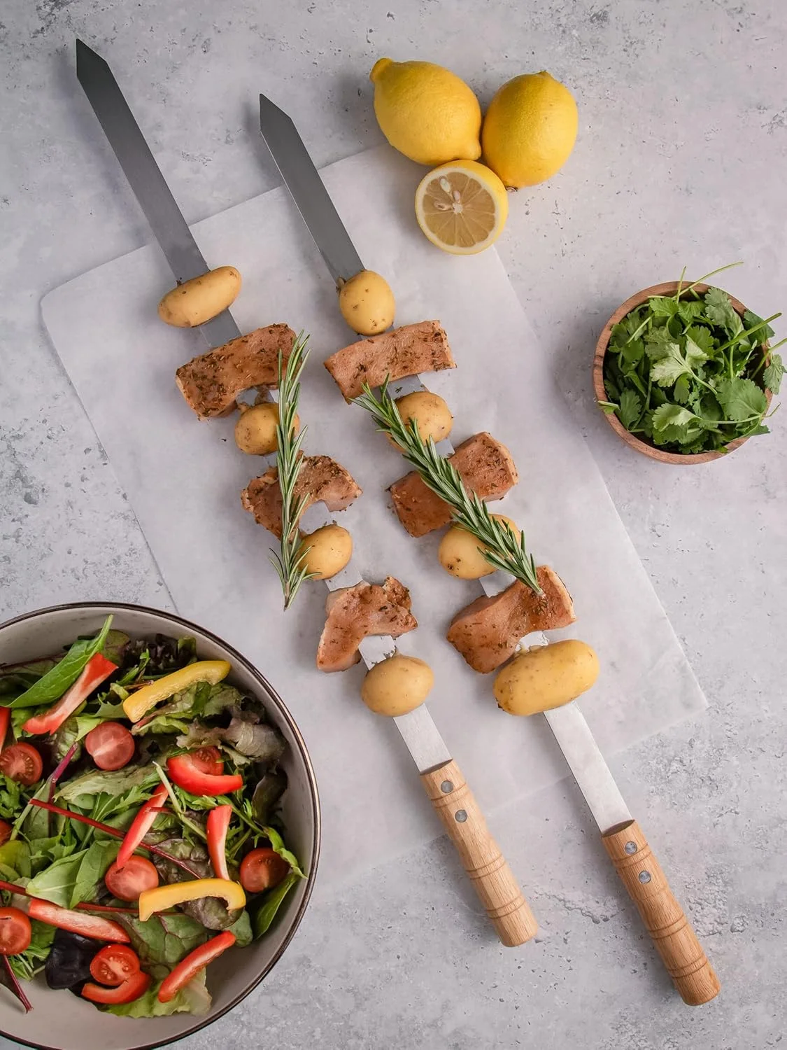 ۶ عدد سیخ کباب ترکی آدانا با دسته چوبی. سیخ های کباب پز استیل تخت پهن به طول ۵۷.۵ سانتی متر، عرض ۲ سانتی متر و ضخامت ۲ میلی متر. ۶ عدد سیخ کباب ترکی آدانا با دسته چوبی. سیخ های کباب پز استیل تخت پهن به طول ۵۷.۵ سانتی متر، عرض ۲ سانتی متر و ضخامت ۲ میلی متر.