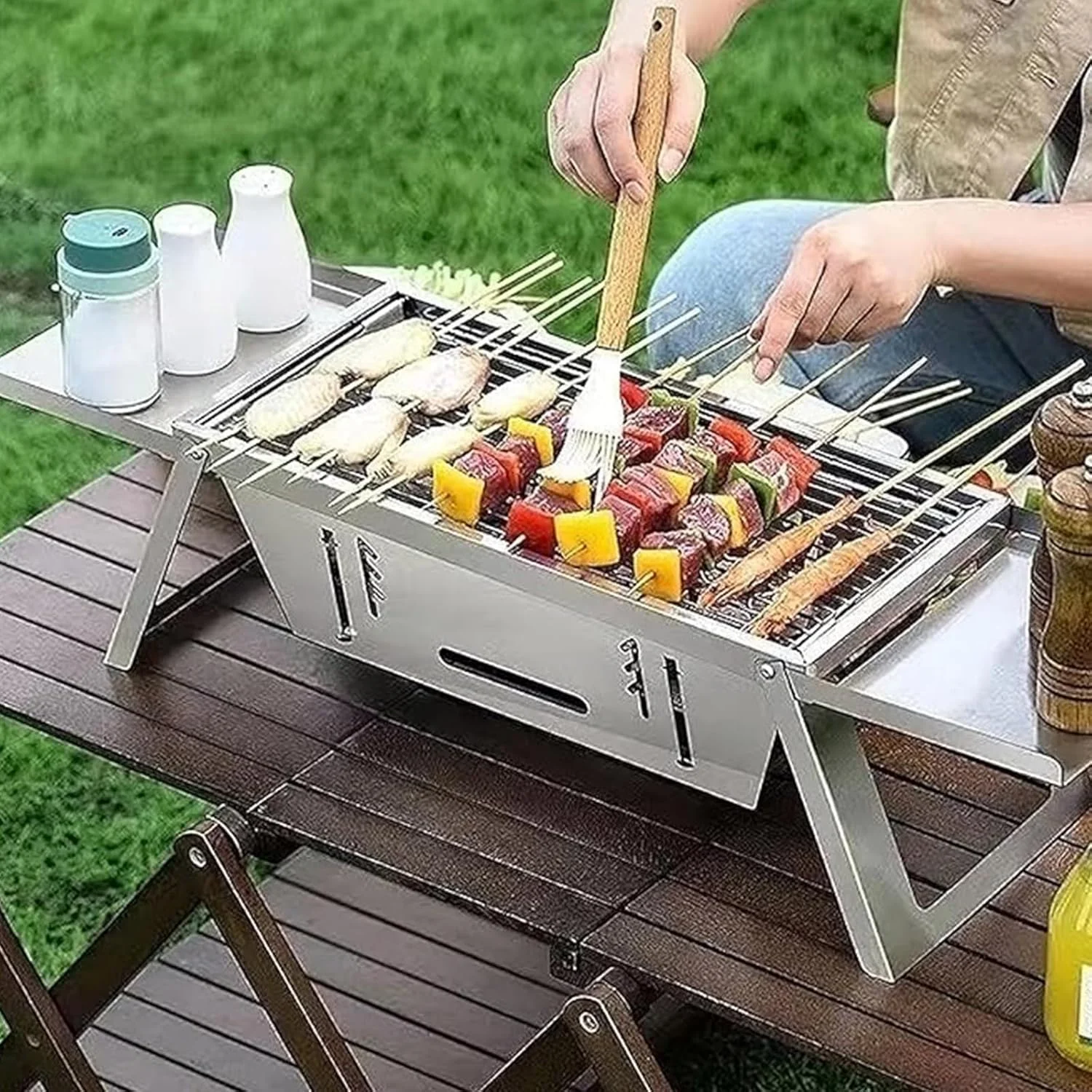 باربیکیو ذغالی قابل حمل با کیف حمل، باربیکیو کوچک تاشو استیل ضد زنگ برای 1-5 نفر، باربیکیو رومیزی فضای باز برای پخت و پز مسافرتی، شامل دستکش و کیف حمل و سیخ کباب با دسته چوبی باربیکیو ذغالی قابل حمل با کیف حمل، باربیکیو کوچک تاشو استیل ضد زنگ برای 1-5 نفر، باربیکیو رومیزی فضای باز برای پخت و پز مسافرتی، شامل دستکش و کیف حمل و سیخ کباب با دسته چوبی