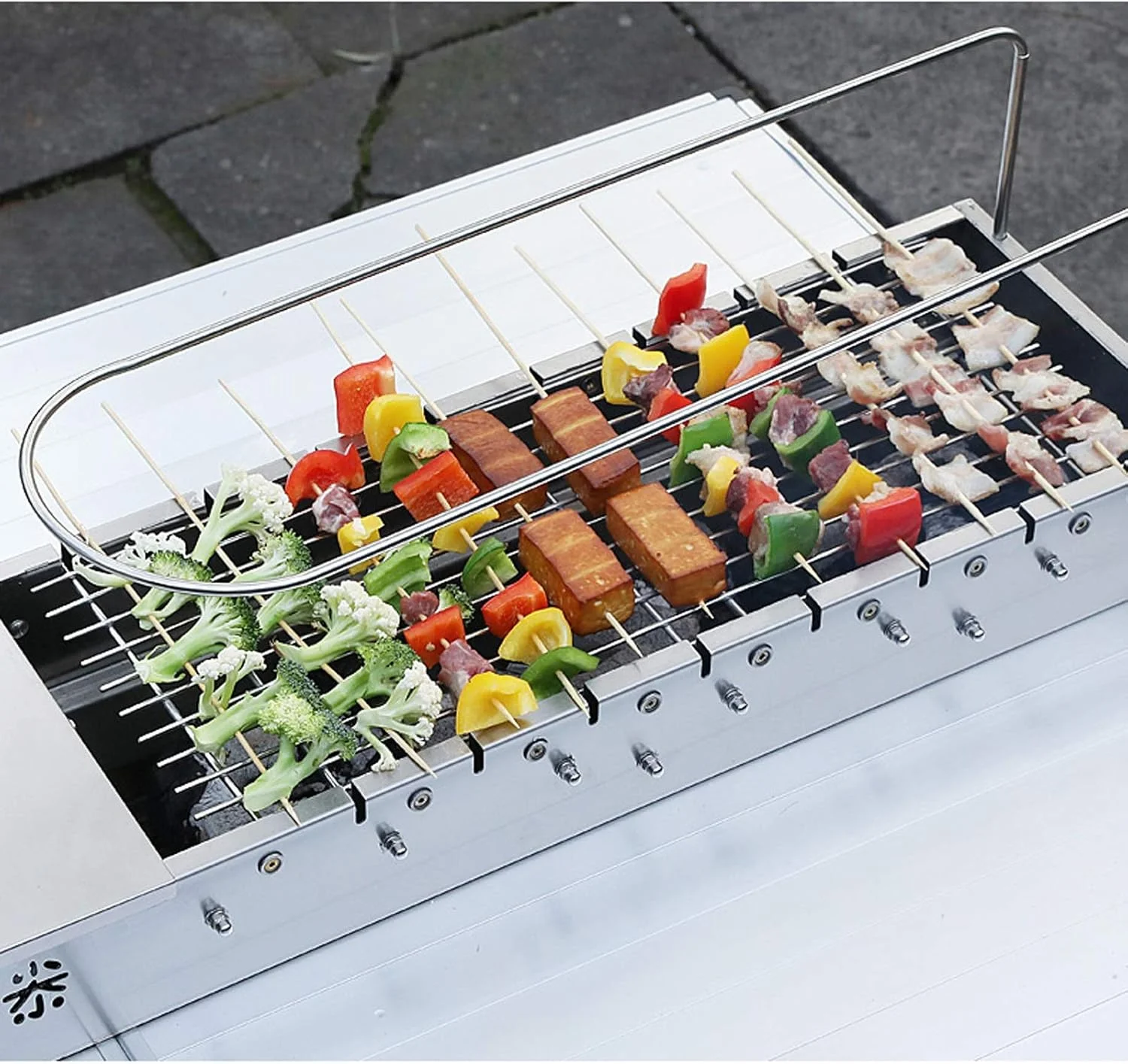 باربیکیو ذغالی قابل حمل، استیل ضد زنگ برس خورده، دارای 2 قفسه، مناسب کباب کردن در باغ، حیاط خلوت و کمپینگ باربیکیو ذغالی قابل حمل، استیل ضد زنگ برس خورده، دارای 2 قفسه، مناسب کباب کردن در باغ، حیاط خلوت و کمپینگ