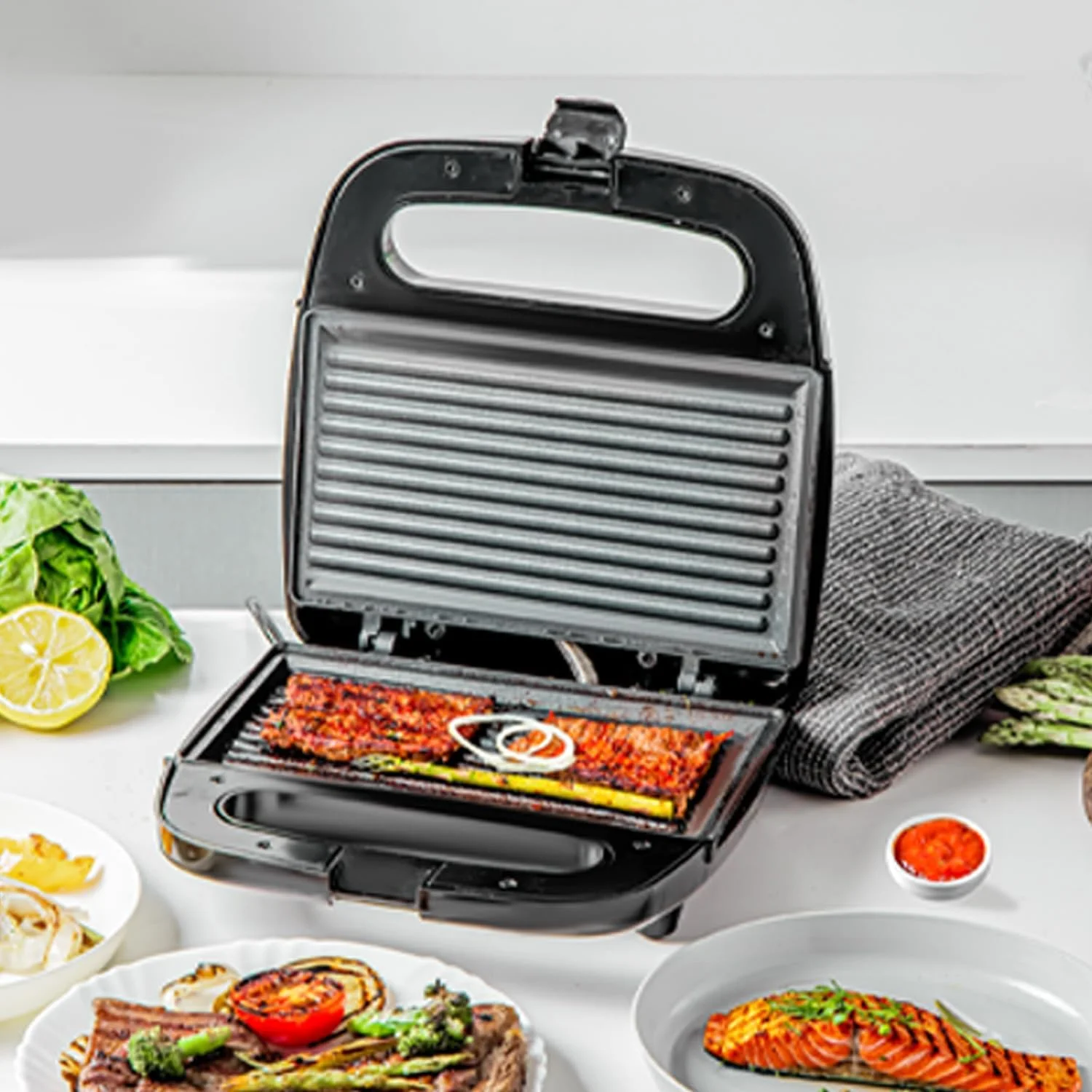 گریل ساز 2 تکه قابل حمل و قدرتمند Geepas با صفحات روکش نچسب، قفل های ایمنی، دسته لمسی خنک و پایه های ضد لغزش، نشانگرهای روشن بودن و آماده به کار 750 وات GGM6001 مشکی گریل ساز 2 تکه قابل حمل و قدرتمند Geepas با صفحات روکش نچسب، قفل های ایمنی، دسته لمسی خنک و پایه های ضد لغزش، نشانگرهای روشن بودن و آماده به کار 750 وات GGM6001 مشکی